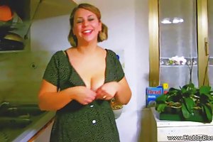 ស្ត្រីមេផ្ទះ ផ្តល់ឱ្យ porno juicy ទុំស្ត្រី