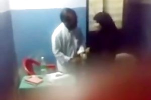 គ្រូពេទ្យនៅក្នុងក្ត្រូ ruski porno